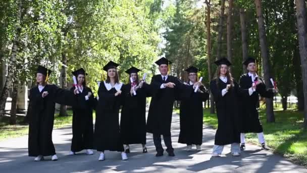 Eine Gruppe Von Absolventen Roben Tanzt Freien Älterer Student Zeitlupe — Stockvideo