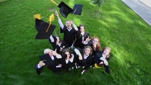 Compañeros Con Trajes Graduación Tiran Sus Gorras Movimiento Lento — Vídeos de Stock