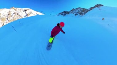Kasklı beyaz kadın snowboard yapıyor. Selfie kamerası 360
