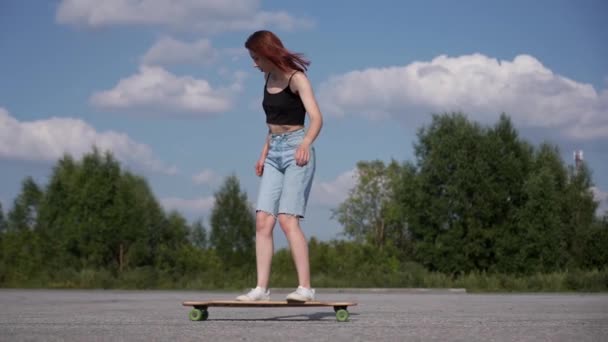Joven Mujer Caucásica Montando Longboard Aire Libre Movimiento Lento — Vídeos de Stock