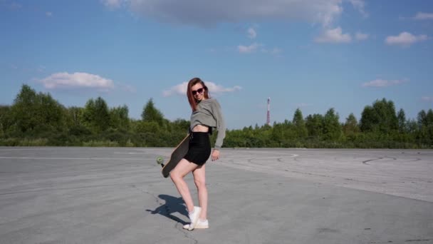 Ung Kaukasisk Kvinna Håller Lång Ombord Utomhus — Stockvideo