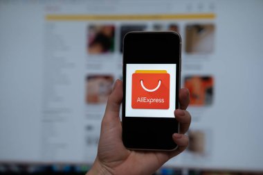 3 Aralık 2022 Almaty Kazakistan: Meçhul bir kadın arka planda Ali Ekspres logosu olan bir akıllı telefon tutuyor