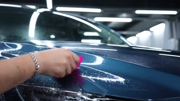 Araba Servisindeki Usta Arabaya Zırh Filmi Uyguluyor — Stok video