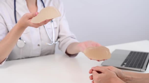 Mujer Caucásica Cirujano Plástico Eligiendo Implantes Mamarios — Vídeos de Stock