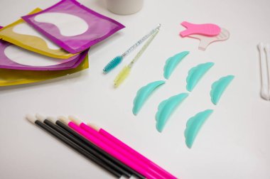 Kirpik kaplamasına ayarlandı. Kirpik perma prosedürü