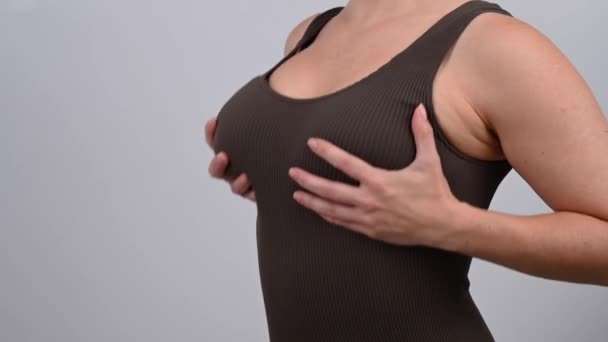 隆乳前后女性乳房的特写 一位妇女在手术前试用硅胶植入物 — 图库视频影像