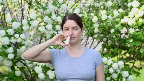 Mujer Caucásica Utiliza Aerosol Nasal Comienza Respirar Mientras Camina Parque — Vídeo de stock