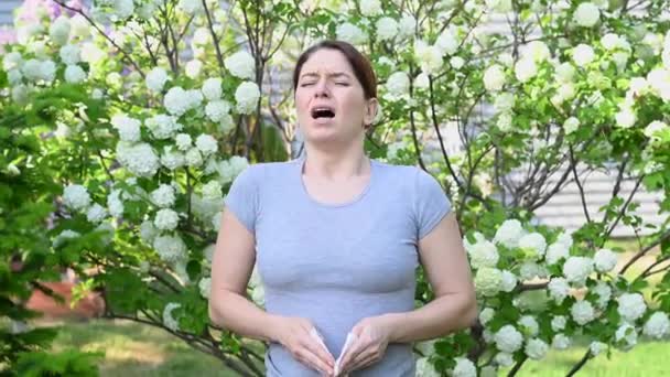 Mujer Caucásica Sufre Alergias Estornudos Mientras Camina Parque — Vídeo de stock