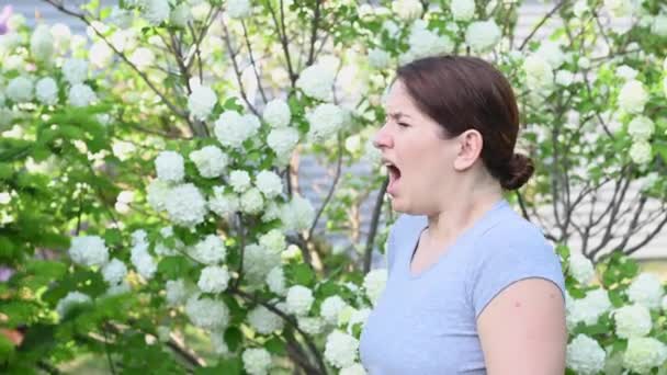 Mulher Caucasiana Sofre Alergias Espirros Enquanto Caminha Parque — Vídeo de Stock