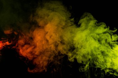 Siyah arka planda kırmızı sarı duman