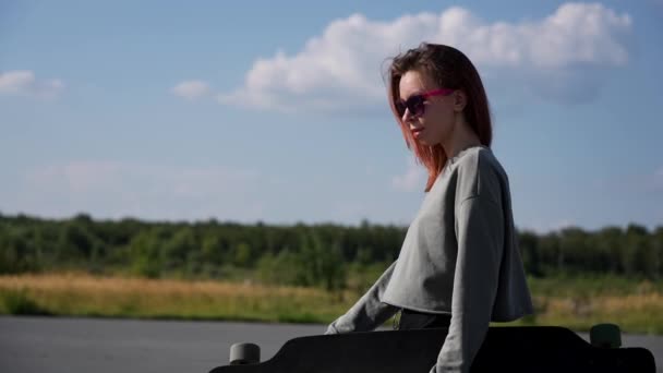 Ung Kaukasisk Kvinna Och Hålla Lång Ombord Utomhus — Stockvideo