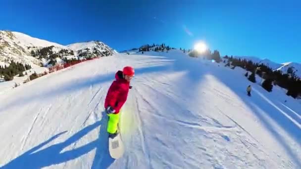 Mujer Caucásica Casco Snowboard Cámara Selfie 360 — Vídeos de Stock