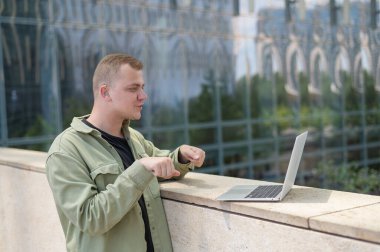 Beyaz adam dizüstü bilgisayardaki video bağlantısıyla işaret diliyle iletişim kuruyor.