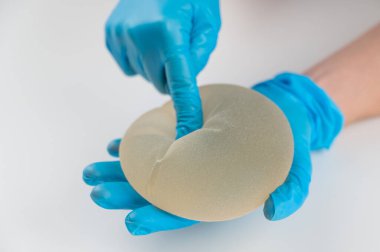 Estetik cerrah göğüs silikonu gösterir.