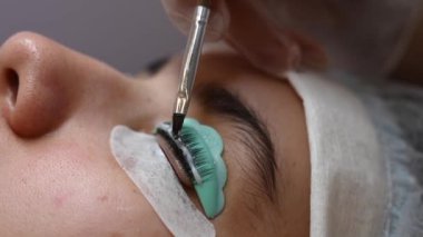 Kirpik kaplama prosedüründeki bir kadının yakın plan portresi