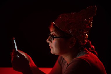 Alüminyum folyo şapka takan paranoyak beyaz kadın. Komplo teorisi