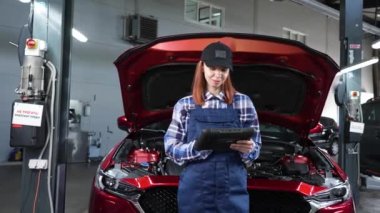 Kafkas kadın oto tamircisi hataları teşhis etmek için özel bir bilgisayar kullanıyor.