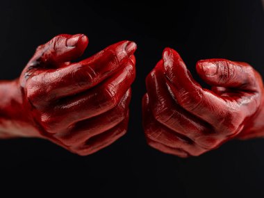 Siyah bir arka planda kanlı kadın elleri
