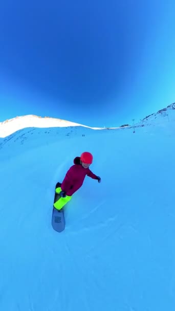 戴头盔的白人女人是滑雪板自拍相机360 — 图库视频影像