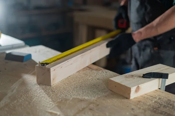 Stolarz Mierzy Drewnianą Deskę Podczas Pracy Warsztacie — Zdjęcie stockowe
