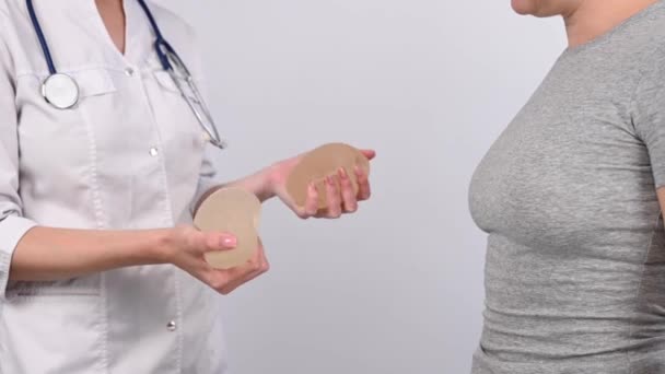 Blanke Vrouw Plastisch Chirurg Kiezen Borstimplantaten — Stockvideo