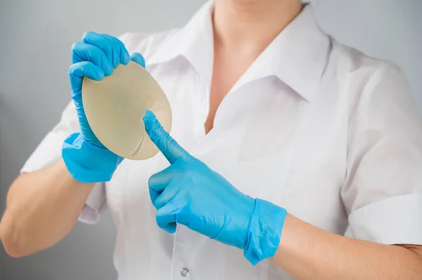 Cirurgião Plástico Mostra Implante Silicone Mamário — Fotografia de Stock