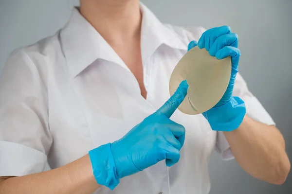 Cirurgião Plástico Mostra Implante Silicone Mamário — Fotografia de Stock