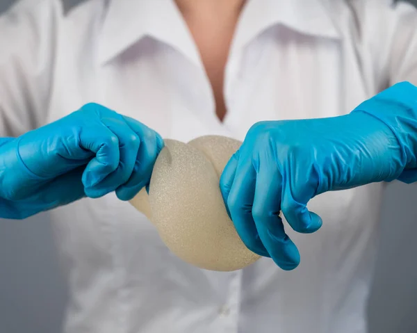 Cirurgião Plástico Demonstra Força Dos Implantes Mamários Silicone Apertando — Fotografia de Stock