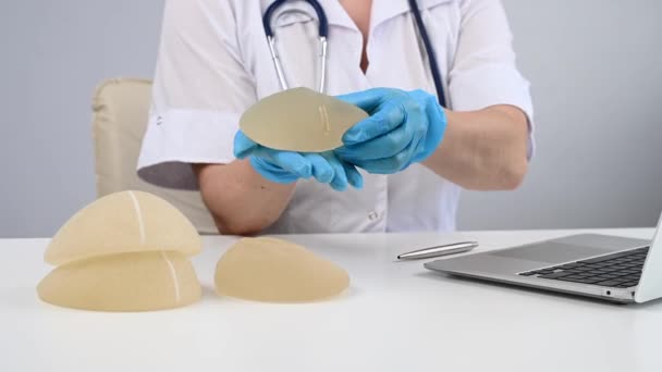 Médico Cirurgião Plástico Mostrando Implantes Silicone Para Paciente — Vídeo de Stock