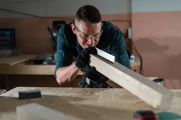 Stolarz Mierzy Drewnianą Deskę Podczas Pracy Warsztacie — Zdjęcie stockowe