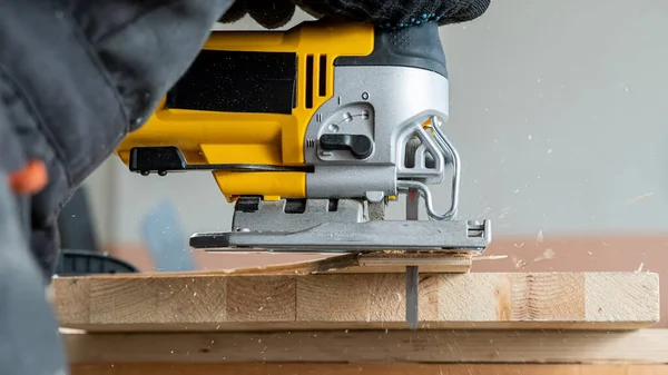Zbliżenie Mężczyzny Tnącego Drewnianą Deskę Układanką Elektryczną Warsztacie — Zdjęcie stockowe