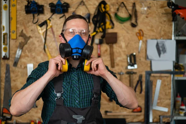 Carpenter Goggles Respirator Puts Noise Protection Earmuffs — 스톡 사진