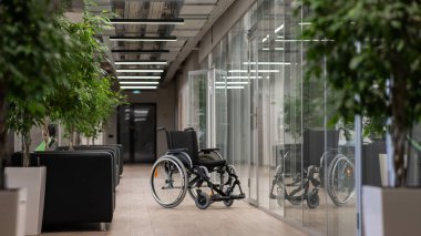 Ofisteki koridorda boş tekerlekli sandalye.