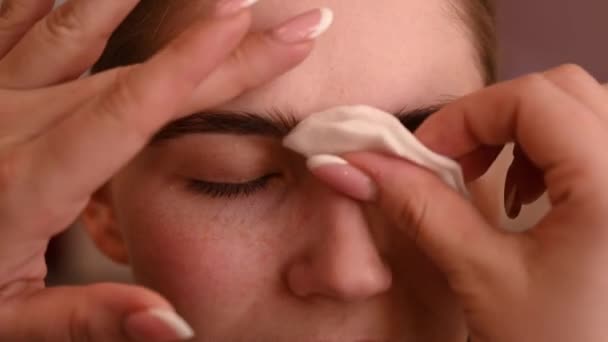 Master Processes Eyebrows Caucasian Woman Cotton Pad Laminating Eyebrows — Stock Video