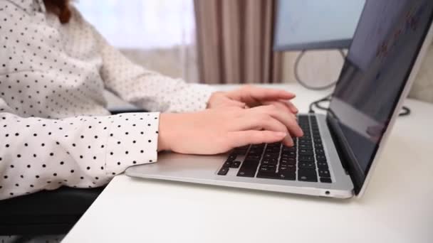 Mulher Branca Uma Cadeira Rodas Digitando Com Laptop Casa Trabalho — Vídeo de Stock