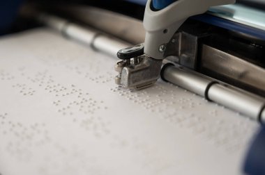 Braille kod yazdırma makinesinin yakın plan görüntüsü