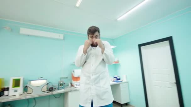 Emotional Doctor Dentist Gesticulates Video 360 Degrees — Stock Video