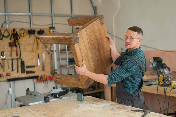 Mężczyzna Stolarz Prace Wykończeniowe Drewnianym Stole Warsztacie — Zdjęcie stockowe