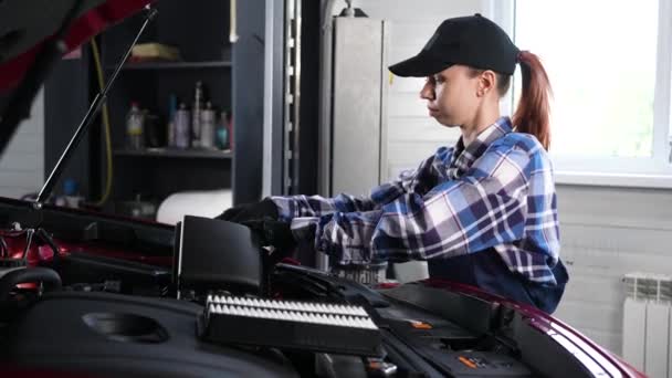 Καυκάσια Γυναίκα Auto Μηχανικός Αλλάζει Φίλτρο Αέρα Του Κινητήρα Στο — Αρχείο Βίντεο