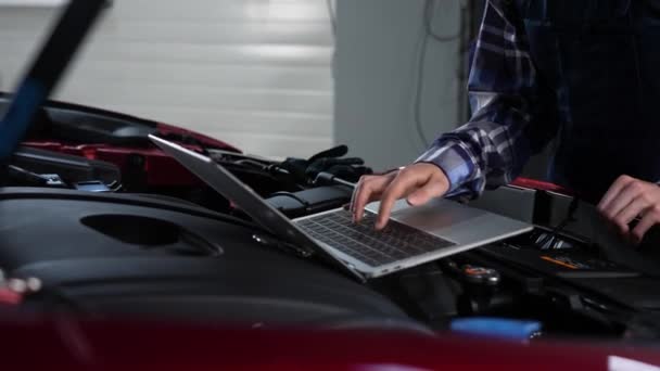 Kobieta Mechanik Samochodowy Robi Diagnostykę Silnika Pomocą Laptopa — Wideo stockowe
