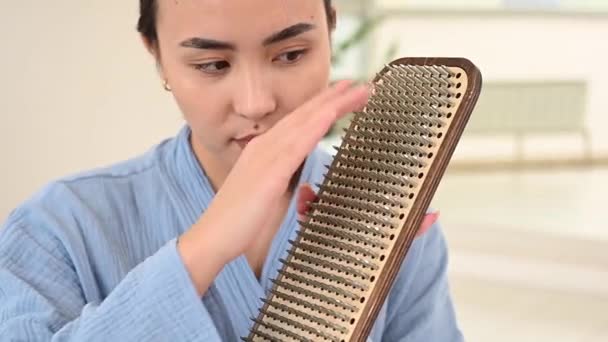 Asian Woman Touching Sadhus Wooden Boards Nails — Vídeo de Stock