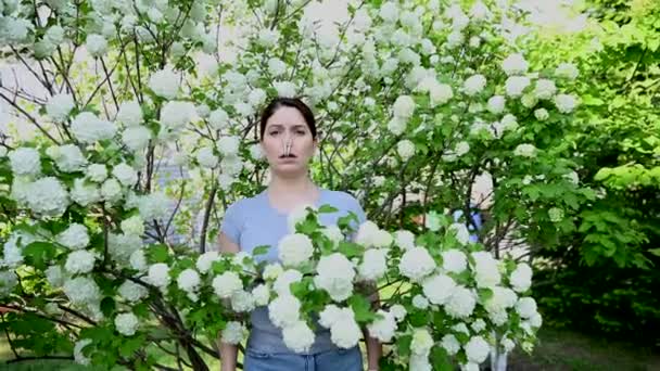 Mutsuz Bir Kadın Burnunda Çicek Tokasıyla Çiçek Açan Bir Ağacın — Stok video