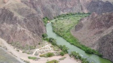 İHA 'nın üst görüntüsü. Charyn Kanyonu Kazakistan