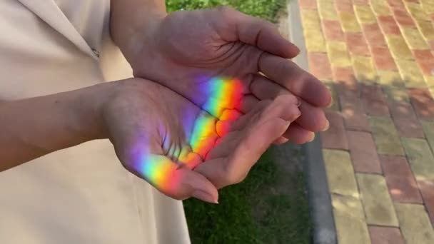 Gezichtsloze Vrouw Vangen Regenboog Ray Met Haar Handen Buiten — Stockvideo