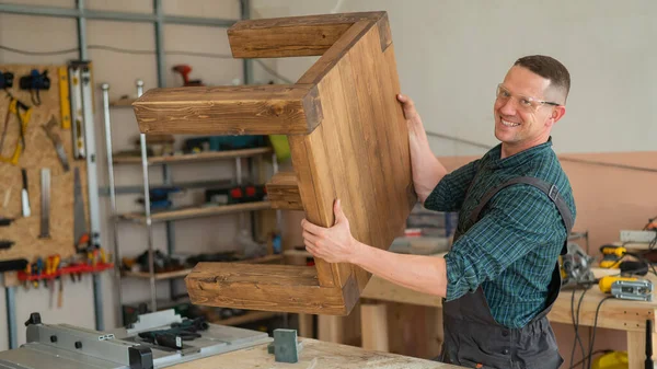 Mężczyzna Stolarz Prace Wykończeniowe Drewnianym Stole Warsztacie — Zdjęcie stockowe