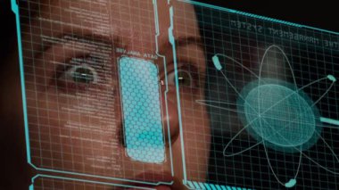 Kafkas kadının yakın plan portresi dikkatle ince menüye bakıyor.