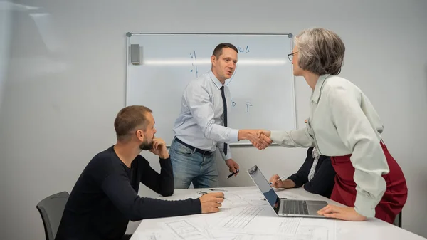 Boss Makes Presentation Subordinates White Board Caucasian Man Shaking Hands — Stockfoto