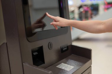 Dokunmatik ekran ATM kullanan yüzü olmayan kadın.