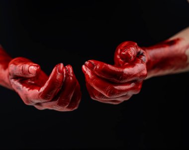 Siyah bir arka planda kanlı kadın elleri