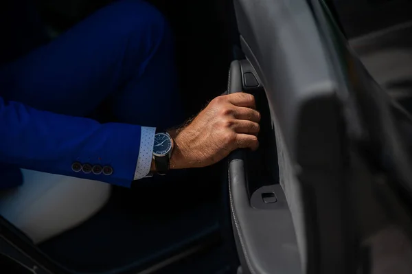 Egy Kék Öltönyös Férfi Kinyitja Kocsiajtót Közelkép Egy Férfi Kezéről — Stock Fotó